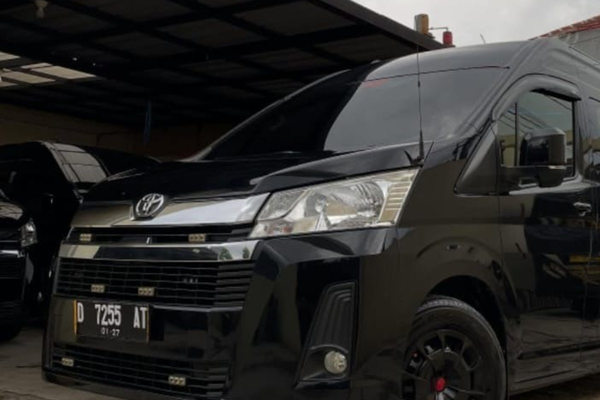 Hiace Premio Captain Seat by Bandung Driver, 9 passengers