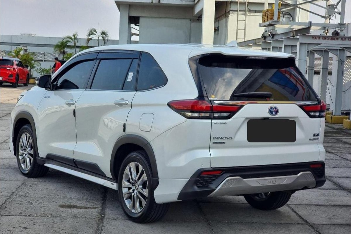 Innova Zenix by Bandung Driver, 9 passengers